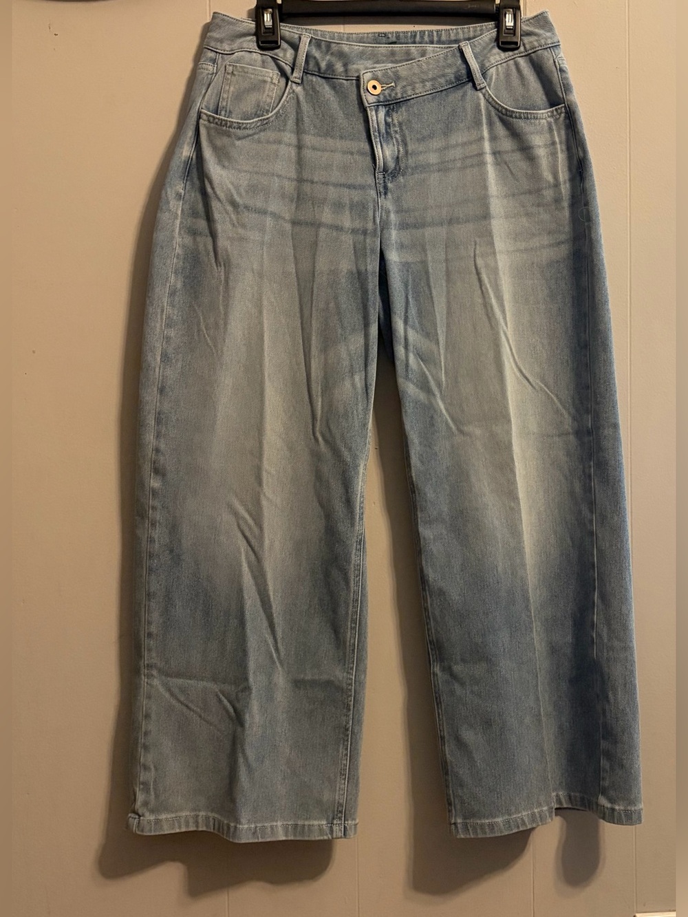 Light Blue Wide-Leg Jeans - Casual Comfort